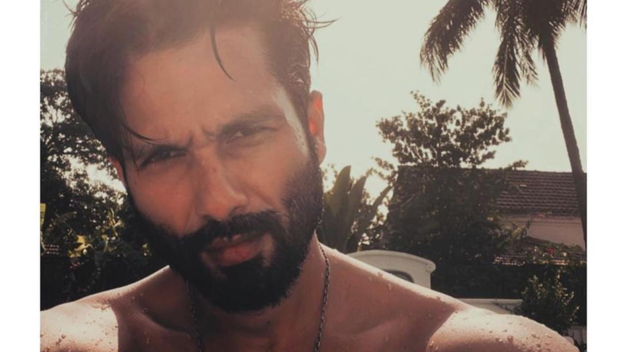 Shahid Kapoor looks like an absolute thirst trap in his latest steamy poolside selfie, check out!
